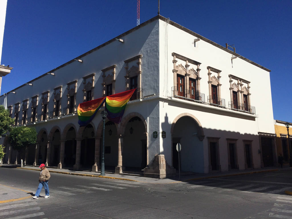 Avances. En el Congreso del Estado, la comunidad gay colocó una bandera multicolor.