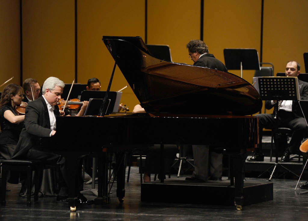 Tal y como lo hizo la primera vez, el pianista Juan Pablo Horcasitas se presentó anoche junto a la Camerata de Coahuila para engalanar el décimo concierto de la temporada de la orquesta. (ÉRICK SOTOMAYOR)