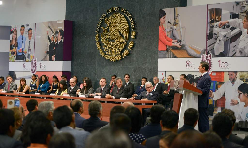 Fortalecerlo. El titular de la SEP, Aurelio Núño mostró su apoyo al IPN, en la imagen aparece Peña Nieto en el instituto.