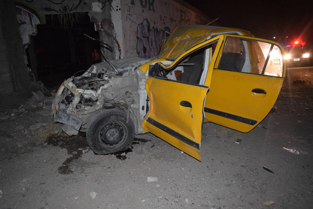 Impacto. Debido al fuerte golpe sufrido al chocar contra la barda, el automovilista falleció.