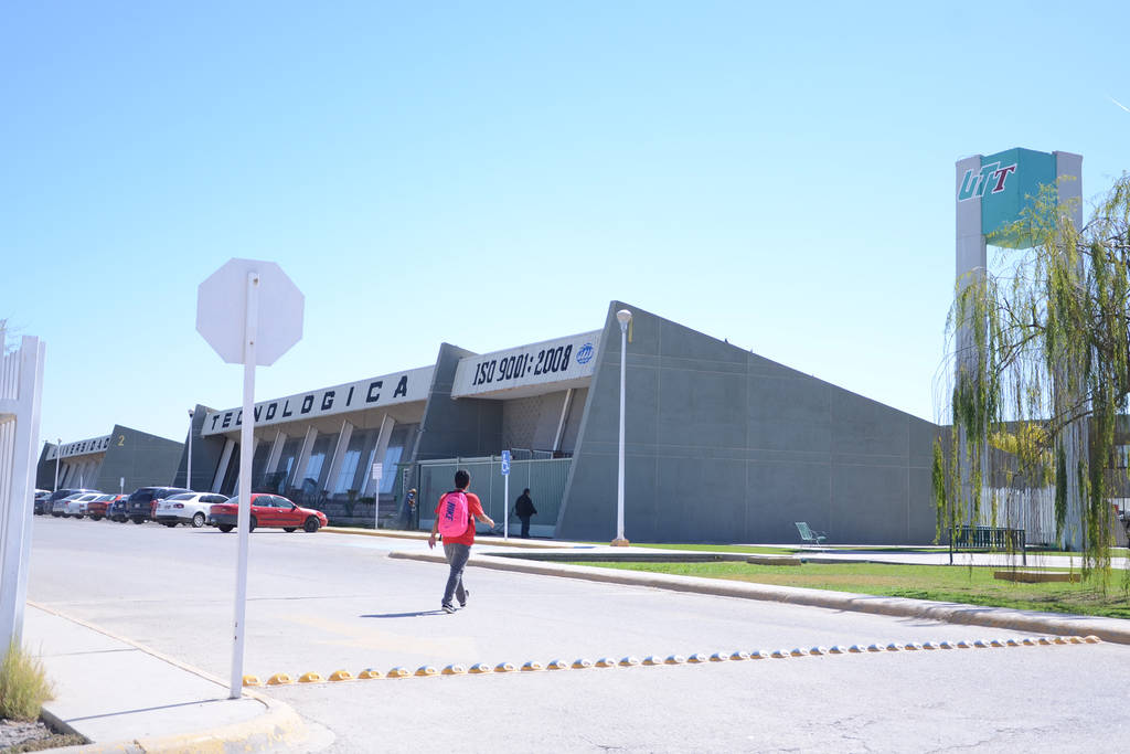 Calidad. Trabajadores de la empresa de origen japonés Takata, se graduaron de la Universidad Tecnológica de Torreón. (ARCHIVO)