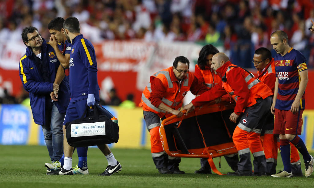 El jugador de la selección uruguaya tuvo que salir del partido antes de que éste termninara. 
