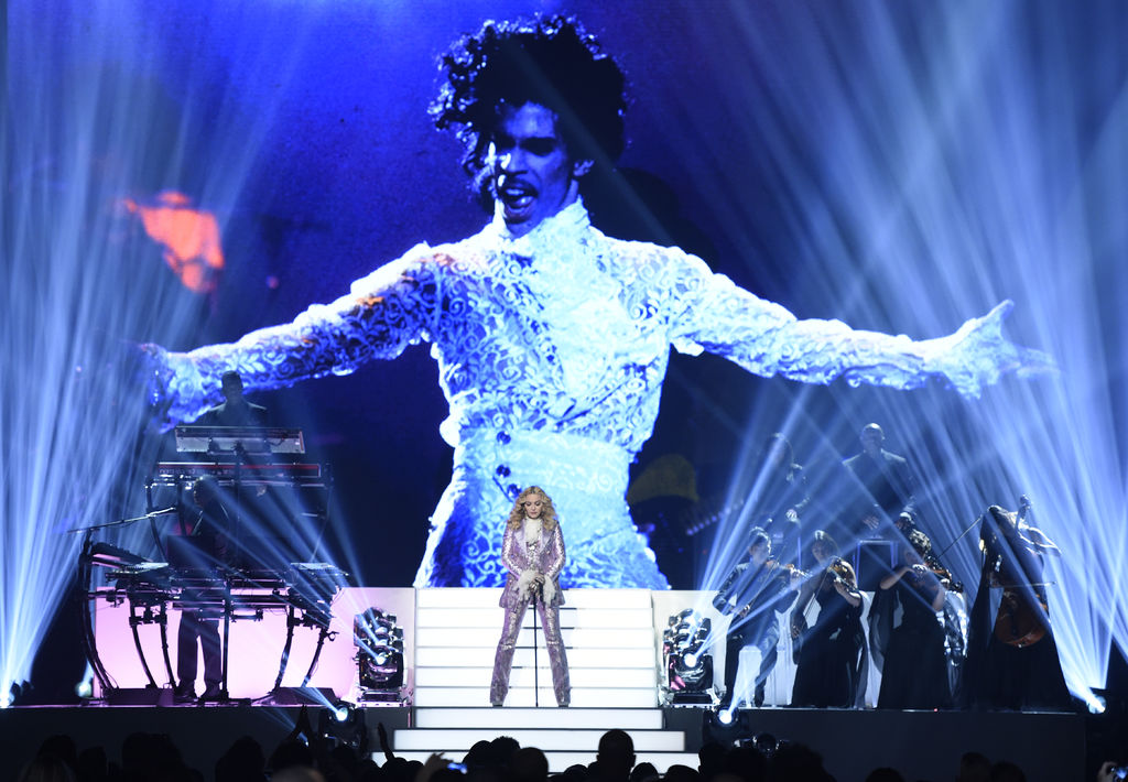 Madonna rindió un sentido homenaje a Prince en la ceremonia de los Premios Billboard 2016. (AP)