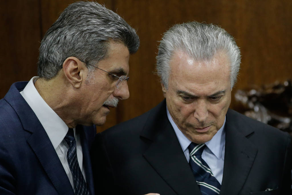 Nuevo escándalo.  Romero Jucá (i), habla con el presidente interino de Brasil, Michel Temer.