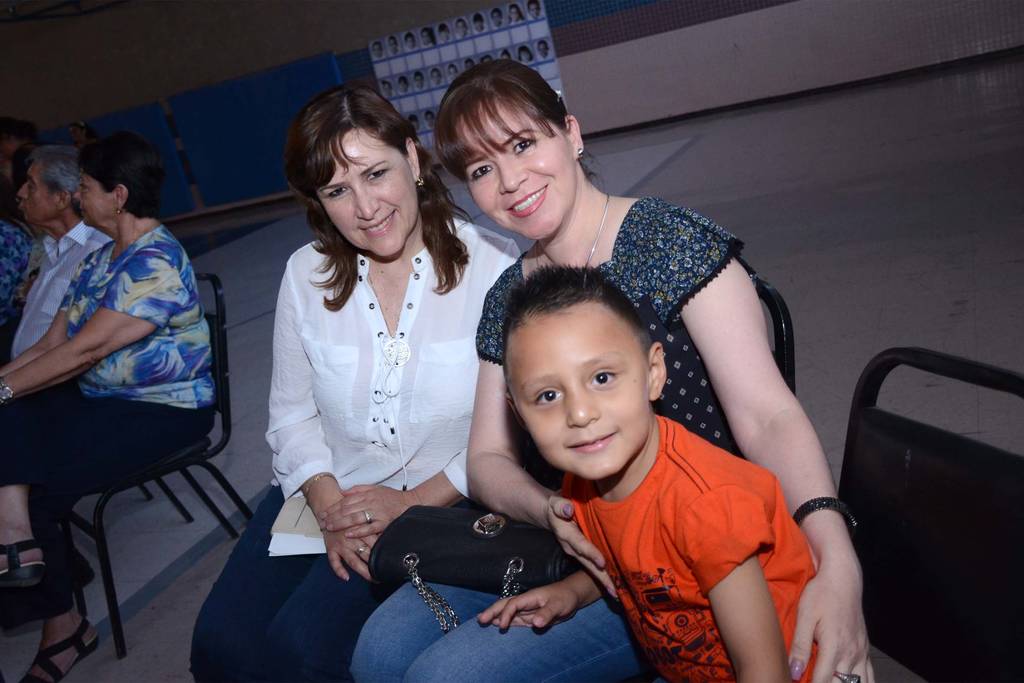 Alejandra, Araceli y Mauricio.