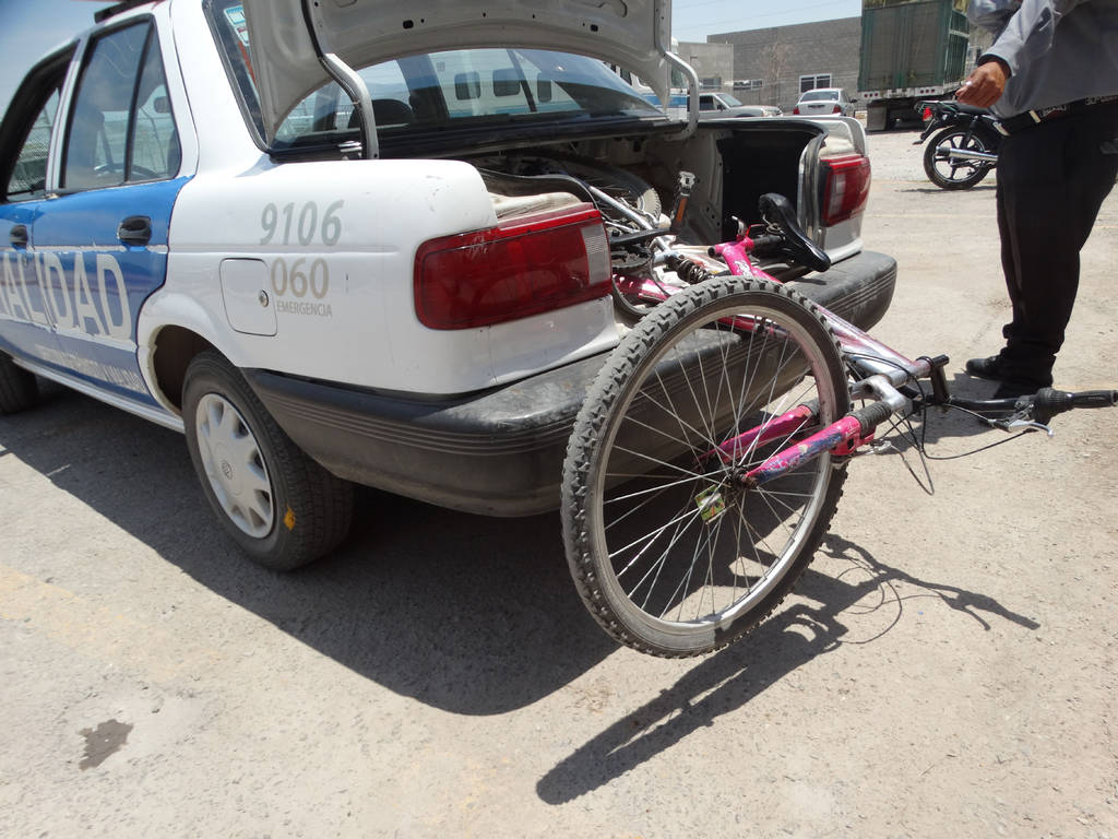 Decomiso. Elementos de Tránsito y Vialidad decomisaron las bicicletas de las personas que circulaban en sentido contrario. (CORTESÍA)