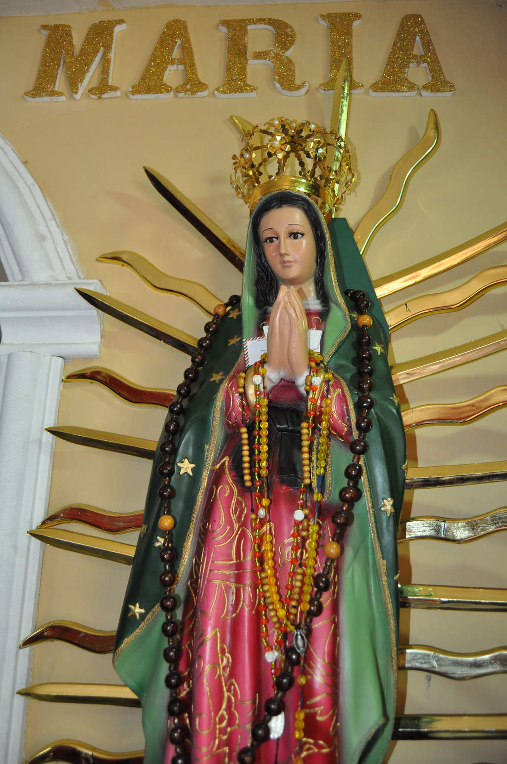 Fe. La Virgen que llora ha sido visitada por cientos de personas, incluso de otros estados. (GUADALUPE MIRANDA)