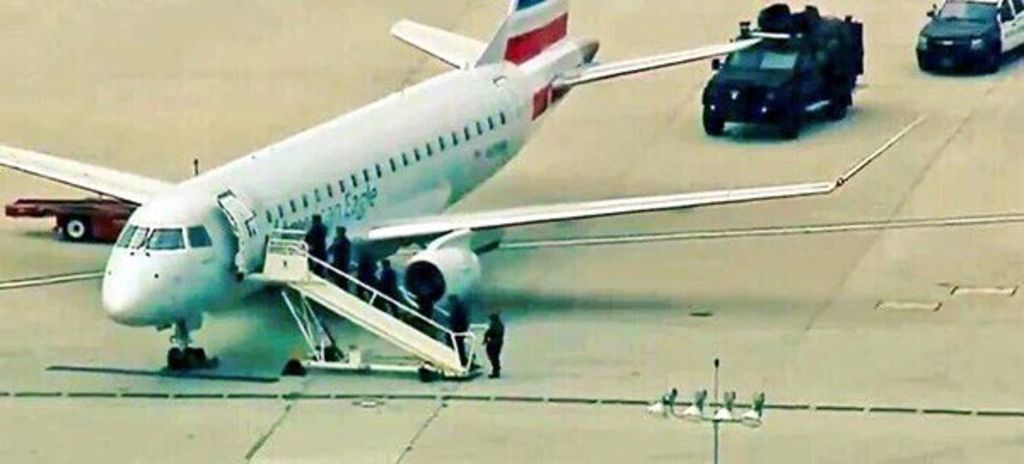 El avión realizó un aterrizaje de emergencia en el aeropuerto, donde los agentes evalúan la situación de seguridad. (TWITTER)