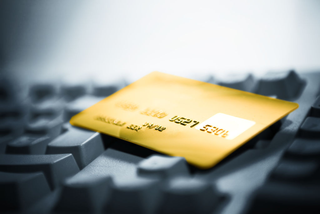 Ahora las tarjetas bancarias son una forma común de recibir dinero y pagar por algún producto o servicio. (ARCHIVO)