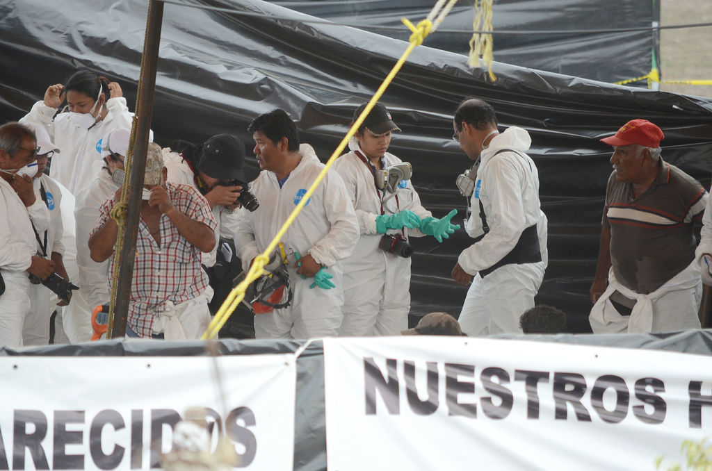 Los peritos dejaron al descubierto al menos cinco de los 116 cuerpos que, de acuerdo con la dependencia gubernamental, permanecen en dichas fosas.  (ARCHIVO)