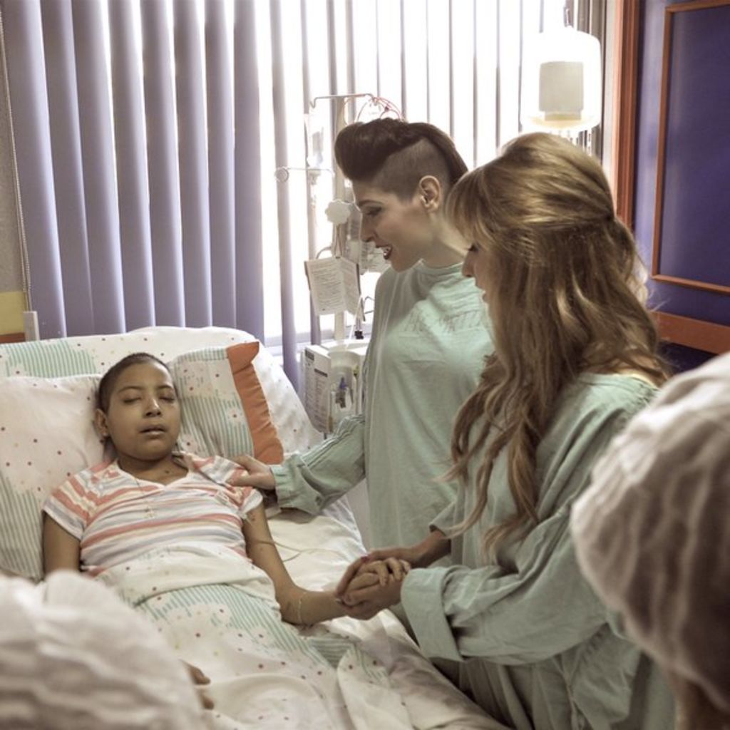 En un gran gesto de humildad, el sábado Ha*Ash estuvo en el Hospital Infantil donde se encontraba internada Paola para cantar algunas canciones. (TWITTER)
