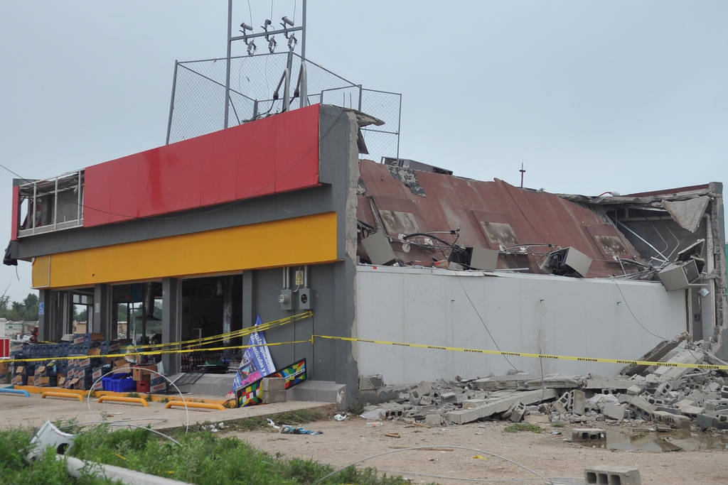 Destrozos. Decenas de negocios fueron arrasados por el tornado y fueron pérdida total.