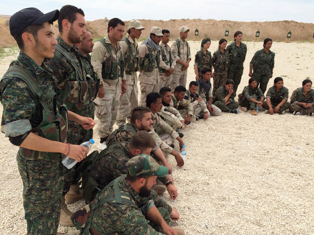 Se alistan. Un grupo de soldados sirios se alista para los combates contra el Estado Islámico y los rebeldes que no quieren al gobierno de Assad.