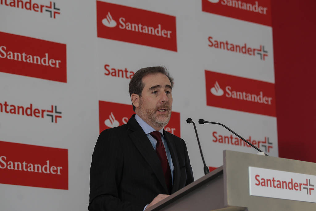 Escenario. El presidente ejecutivo del Grupo Financiero Santander Héctor Grisi habla durante una rueda de prensa.