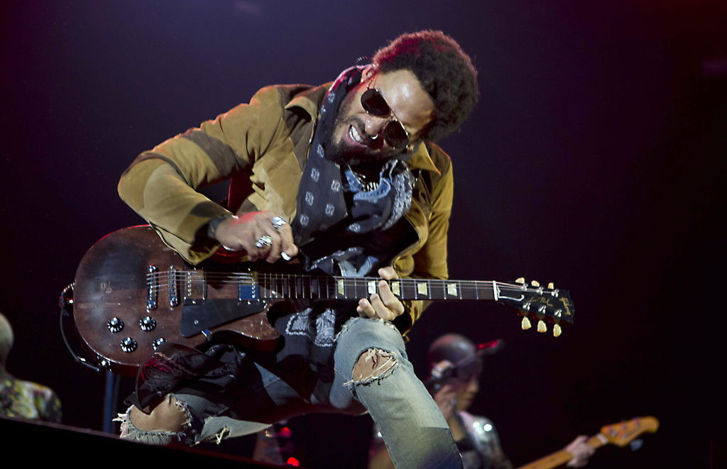 El cantautor estadounidense Lenny Kravitz, reconocido por álbumes como Mama said y Let love rule, cumple este jueves 52 años a la espera de acompañar a la banda Guns N’Roses en la gira Not in this Lifetime, en julio próximo. (ARCHIVO)