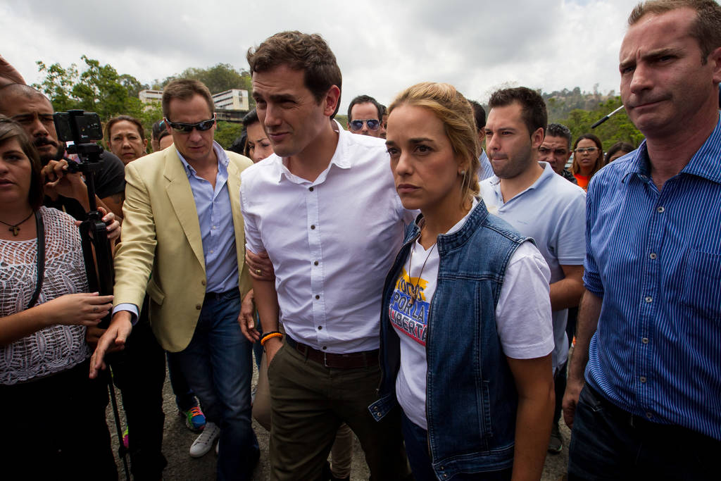 Protestas.  El líder del partido español Ciudadanos (liberal), Albert Rivera (c) camina junto  Lilian Tintori.