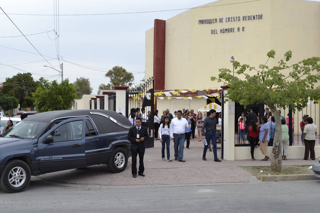 Despiden. En la Parroquia de Cristo Redentor, amigos y familiares despidieron a Paola, la joven que visitó el grupo Ha-Ash. (EDITH GONZÁLEZ)