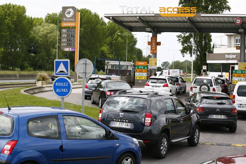 Francia enfrenta una crisis por el desabasto de combustible, lo que ha provocado diversos problemas. (EFE)