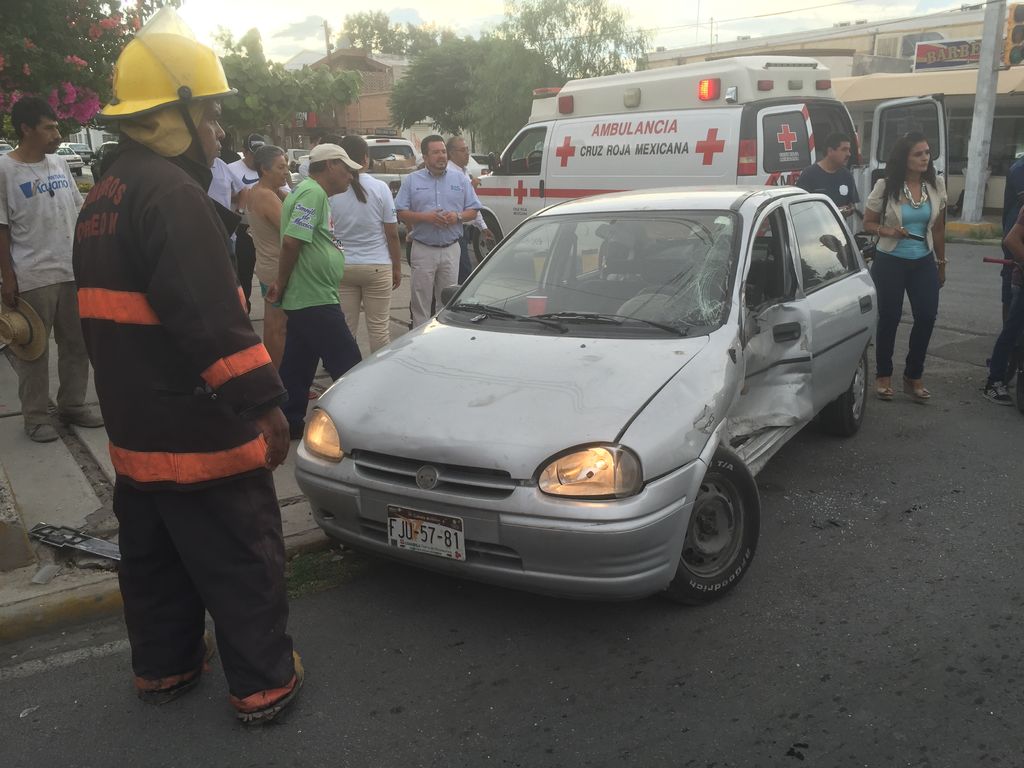 La lesionada fue identificada como Martha Alicia Aguilera Vega, quien conducía un automóvil Chevy, color gris, modelo 2000 con placas de circulación FJU-5781 del Estado de Coahuila. (ESPECIAL)