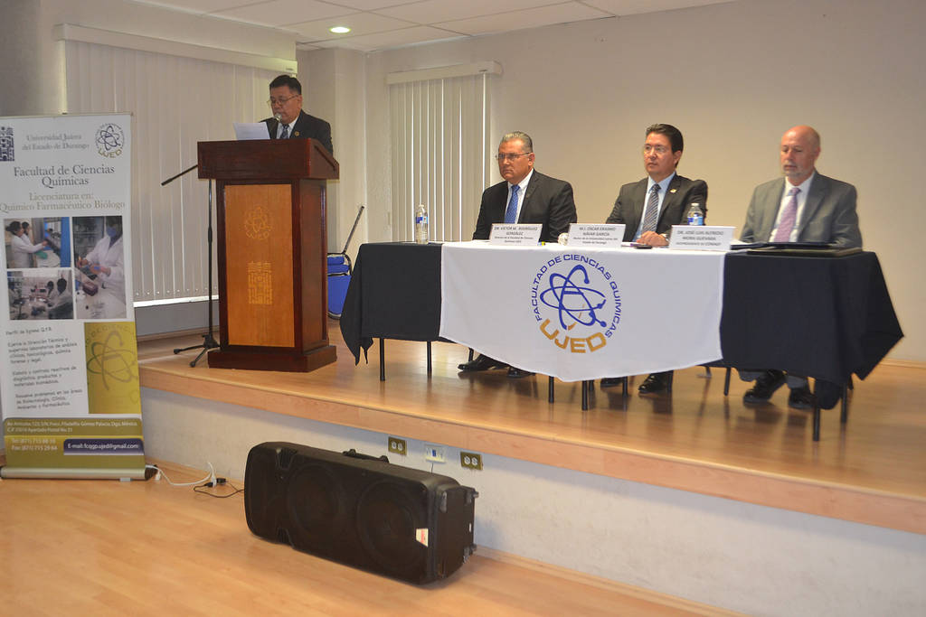 Constancia. En la entrega del documento de la acreditación, estuvo presente el rector de UJED, Óscar Erasmo Navar García. 