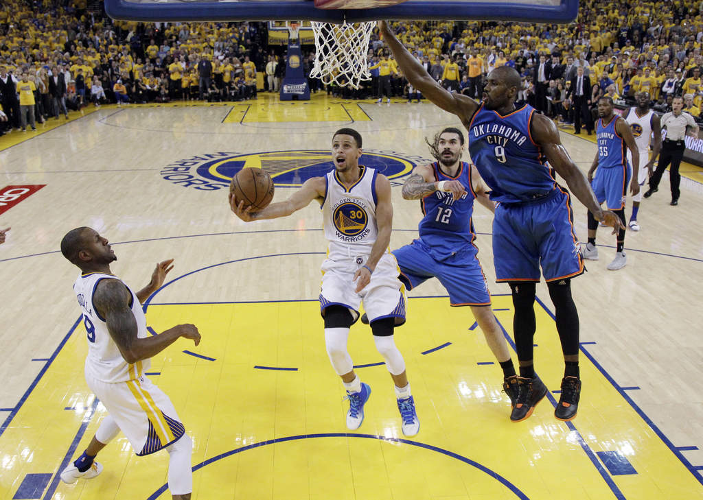 Stephen Curry anotó 31 puntos y los Warriors de Golden State evitaron la eliminación con una victoria 120-111 sobre Oklahoma City. (AP)