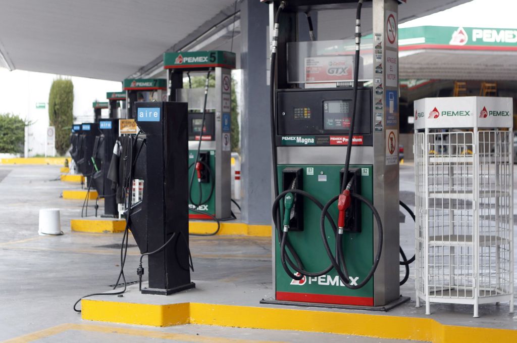 A partir del próximo miércoles los consumidores pagarán 14.03 pesos por cada litro que consuman. (ARCHIVO)