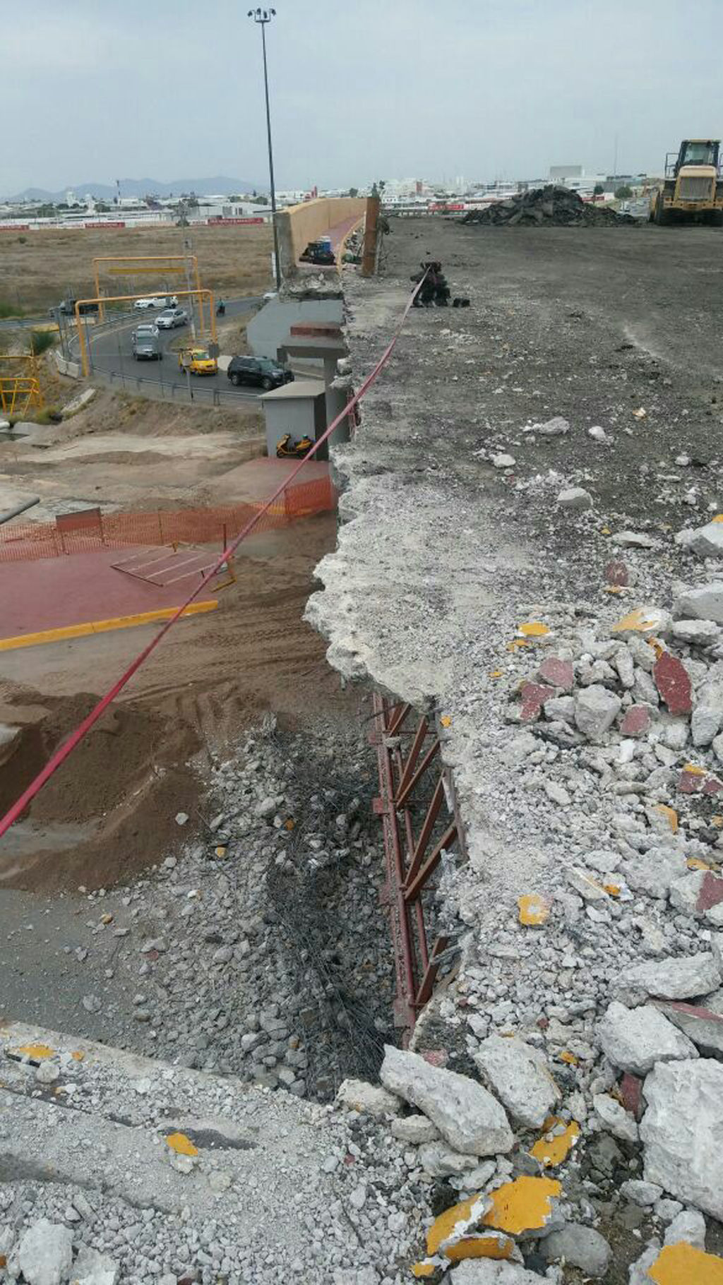 Por ahora y como se trabaja de cara a la autopista Torreón-San Pedro en dirección a Torreón y lejos del paso vehicular, la caída de escombro no representa obstrucciones viales. (EL SIGLO DE TORREÓN)