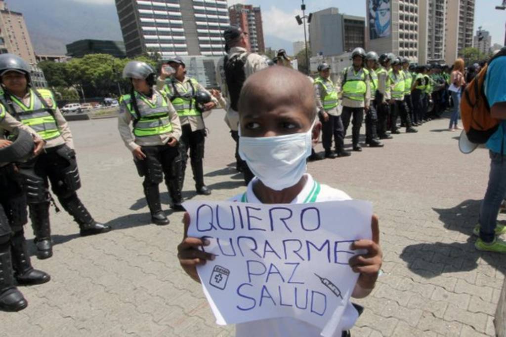 Critican. Miles de personas protestaron por la muerte de Oliver Sánchez, quien murió a falta de medicamentos. (ESPECIAL)
