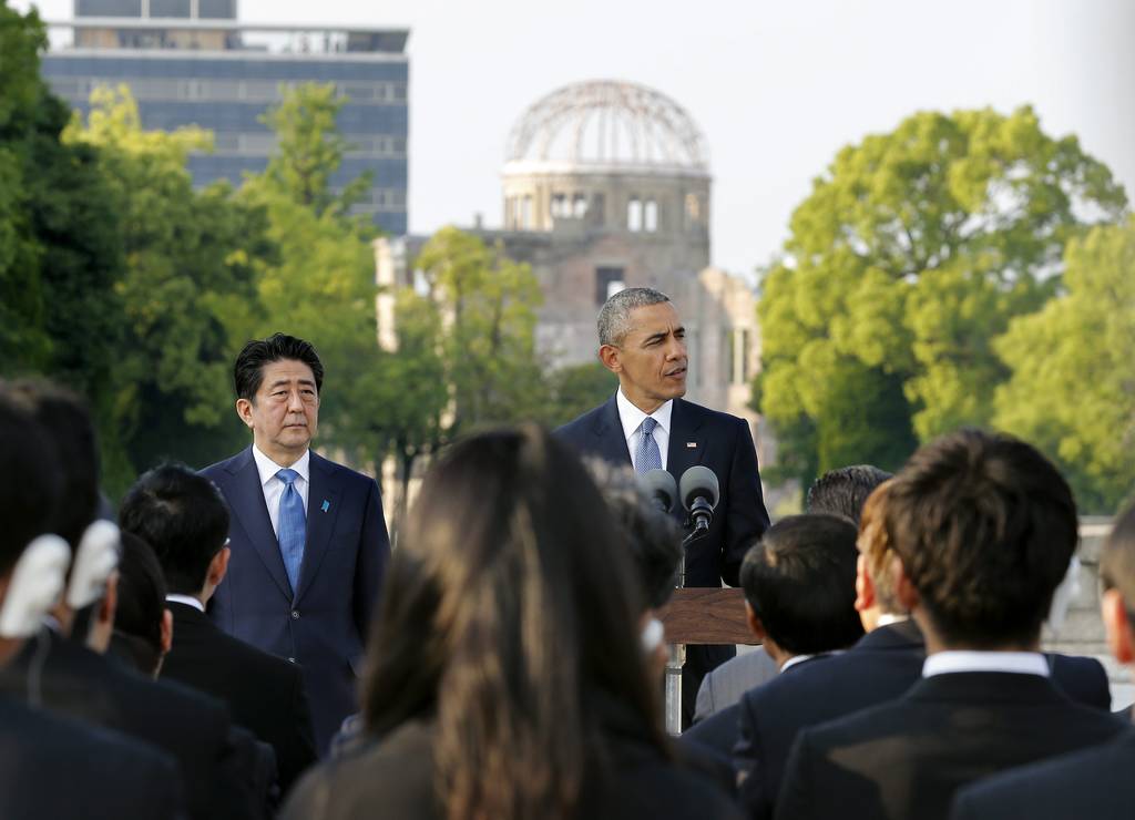 Recuerdo. Barack Obama (Cen.), ofreció un discurso junto al primer ministro nipón, Shinzo Abe. (EFE)