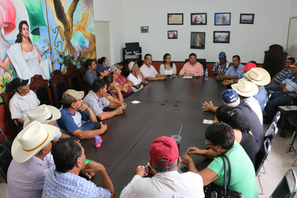 Reunión. Las autoridades municipales sostuvieron una reunión con comisariados ejidales. (CORTESÍA)
