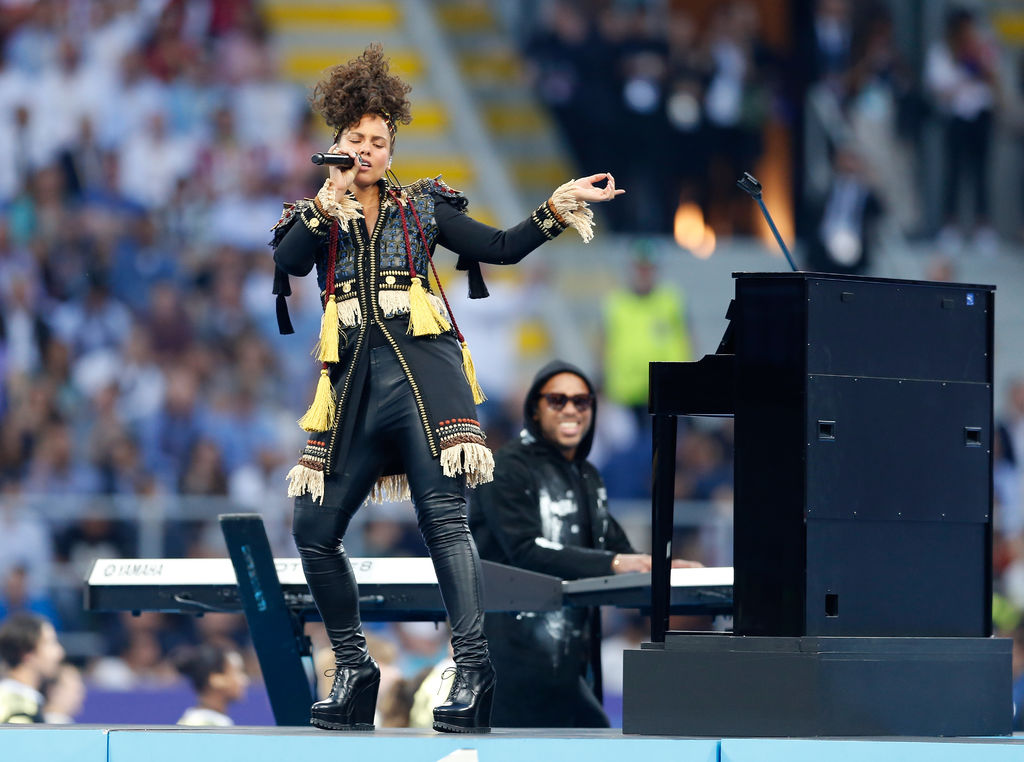 Alicia Keys brilló mientras caía la noche en Milán. (AP)