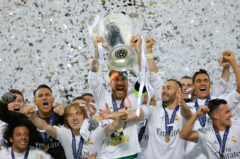 El capitán Sergio Ramos levantando el histórico undécimo título que los coloca como el equipo más ganador en este torneo. (AP)