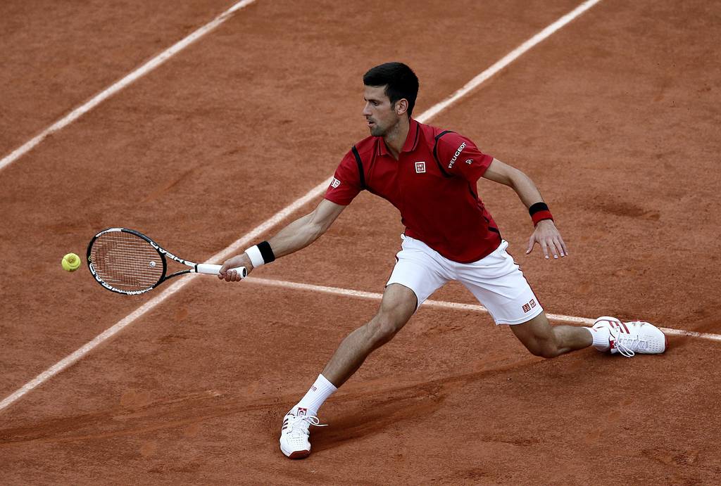 El serbio Novak Djokovic venció sin problemas 6-2, 6-3, 6-3 a Aijaz Bedene en Roland Garros. (EFE)