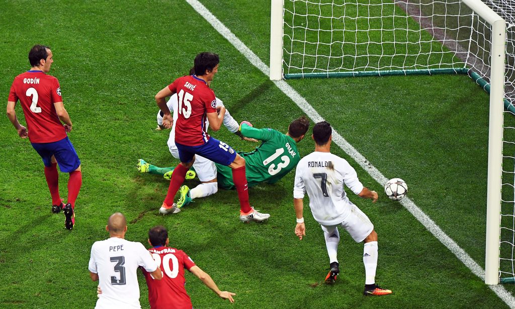 Sergio Ramos puso en ventaja al Real Madrid. (Fotos de EFE y AP)
