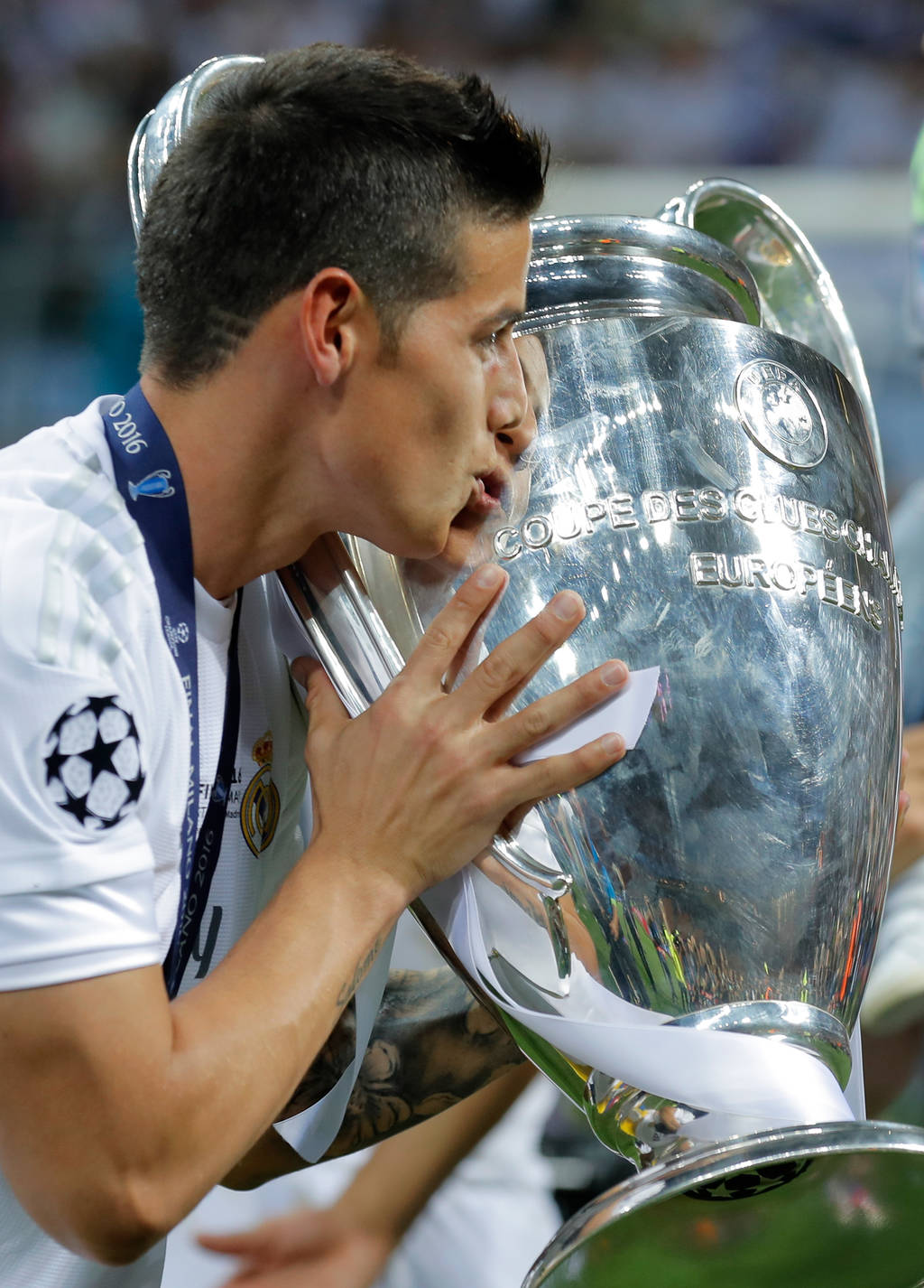 James besa la 'Orejona' tras ganar la Champions League. James se quiere quedar en el Real