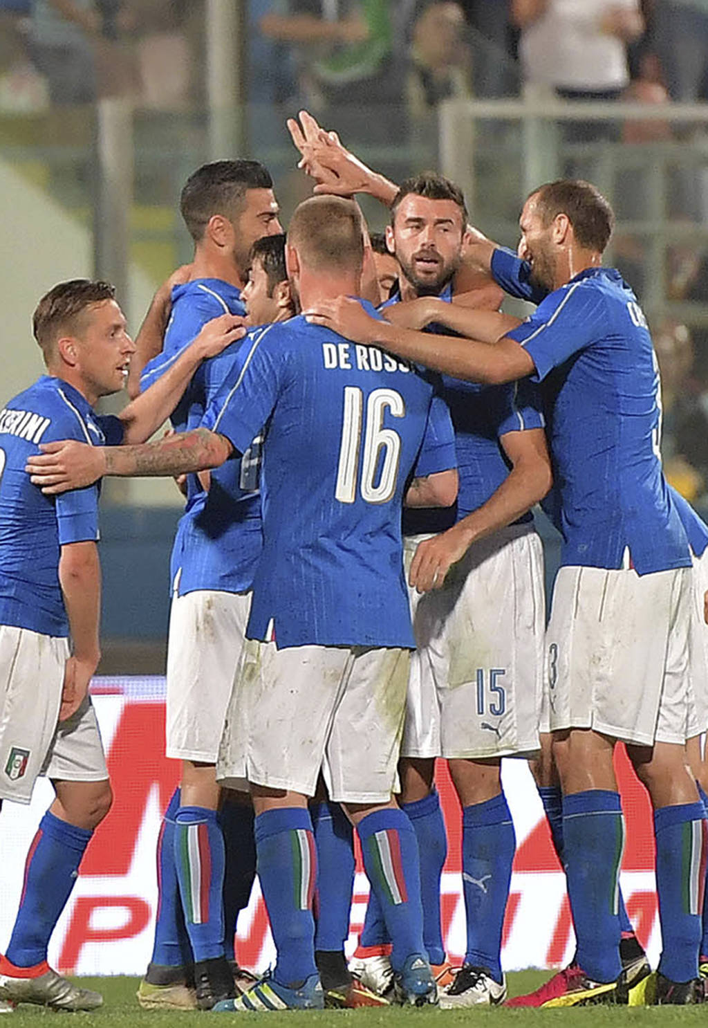 Los jugadores de Italia celebran el único gol del encuentro. (Notimex)