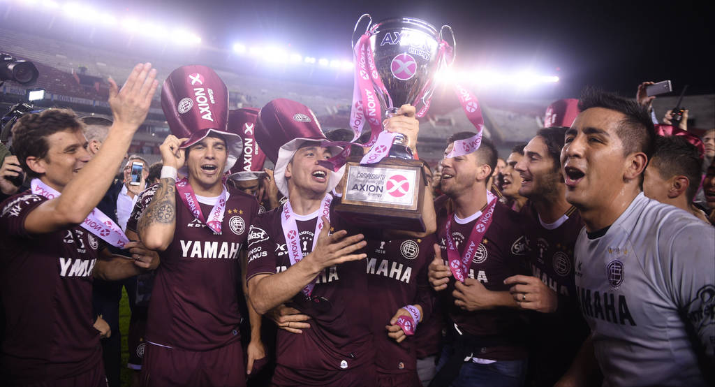 Jugadores de Lanús en festejo con la copa, tras golear 4-0 a San Lorenzo de Almagro en la final de la liga de Argentina. 