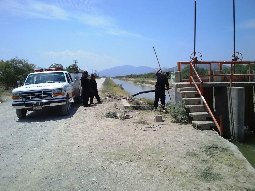  Los bomberos de Lerdo y Gómez Palacio, con el apoyo de los buzos Castañeda, realizan la búsqueda a lo largo del canal. (EL SIGLO DE TORREÓN)