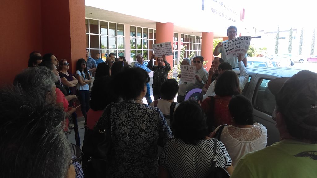 En la mesa de diálogo, representantes de la Narro demandaron que Xicoténcatl de la Cruz mostrara los supuestos adeudos que la Narro tiene con el Servicio Médico. (ESPECIAL)