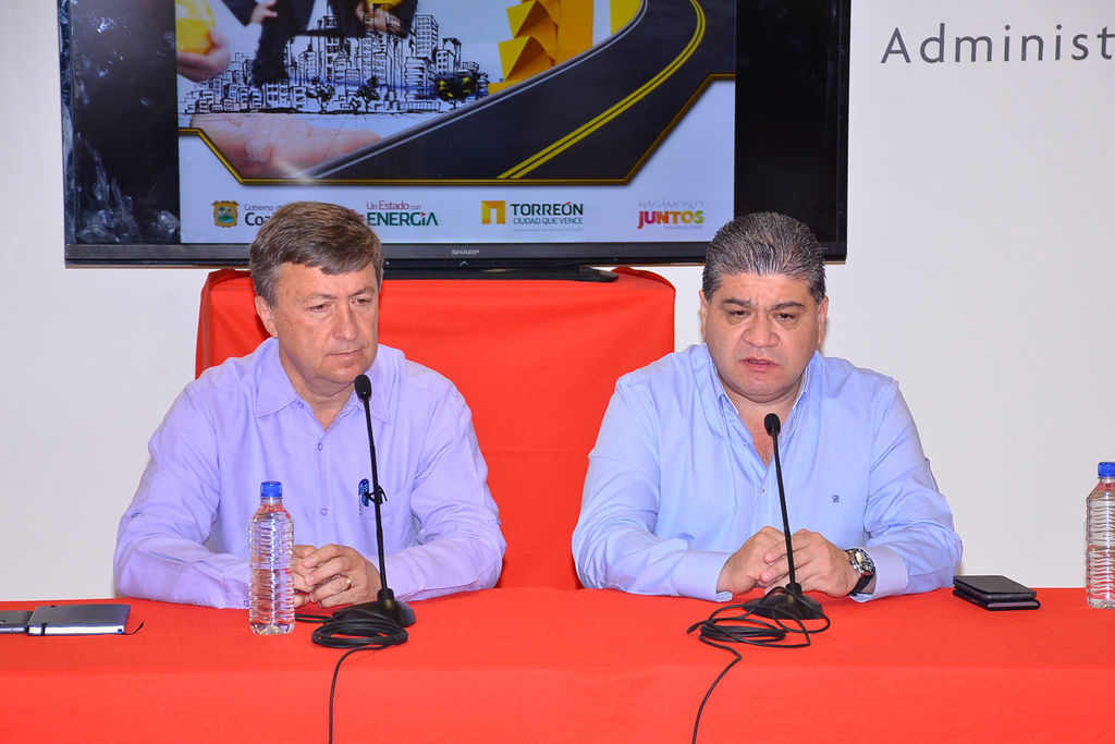 El alcalde ofreció una conferencia de prensa, acompañado por el director de Obras Públicas Gerardo Berlanga Gotés. (FERNANDO COMPEÁN)