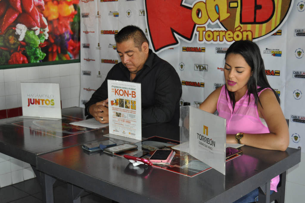 Convención. Ana Luisa Cepeda, titular de Dimajuve y Enrique González, presentaron los detalles del Kon-B Torreón. (GUADALUPE MIRANDA)