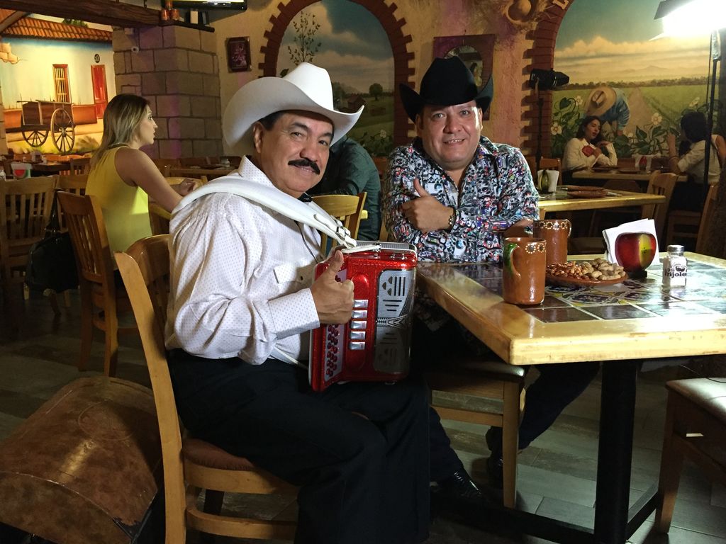 El video de “Botellitas” fue grabado en un restaurant muy mexicano y lleno de color ubicado en el centro de Monterrey bajo la dirección de Efren Salazar Guerra de Rec Studio. 
