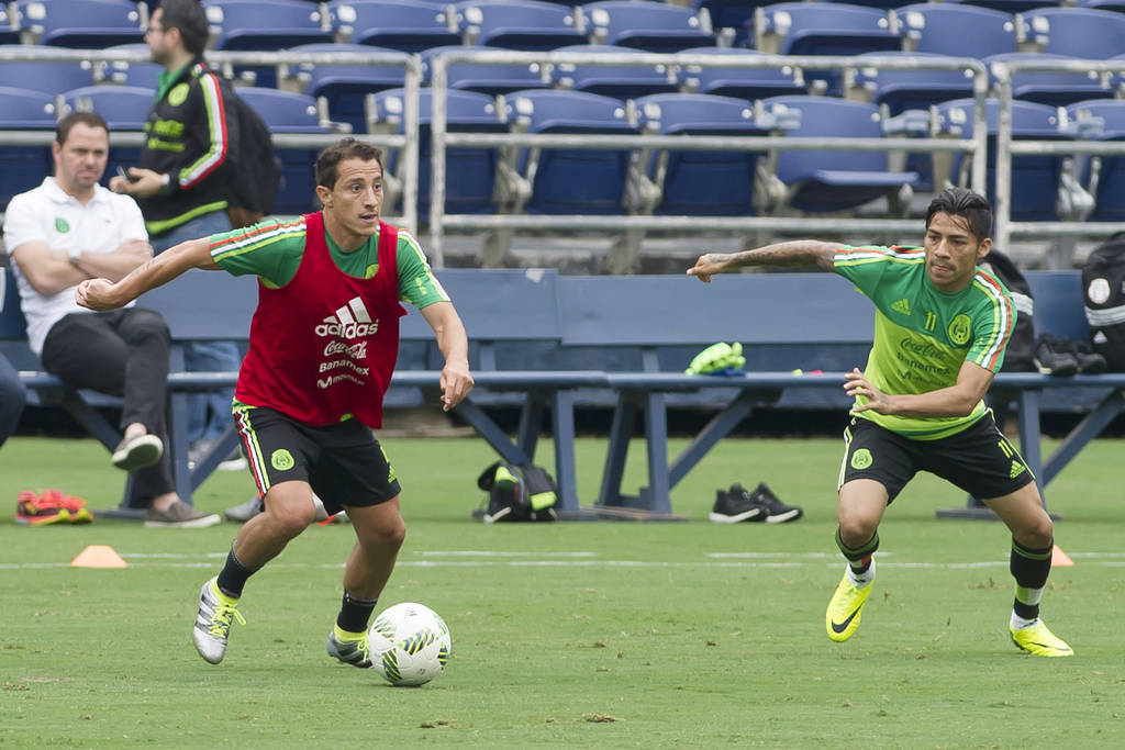 Andrés Guardado y Javier Aquino durante el entrenamiento de la Selección Mexicana en los Estados Unidos.  (Fotografía de Jam Media)