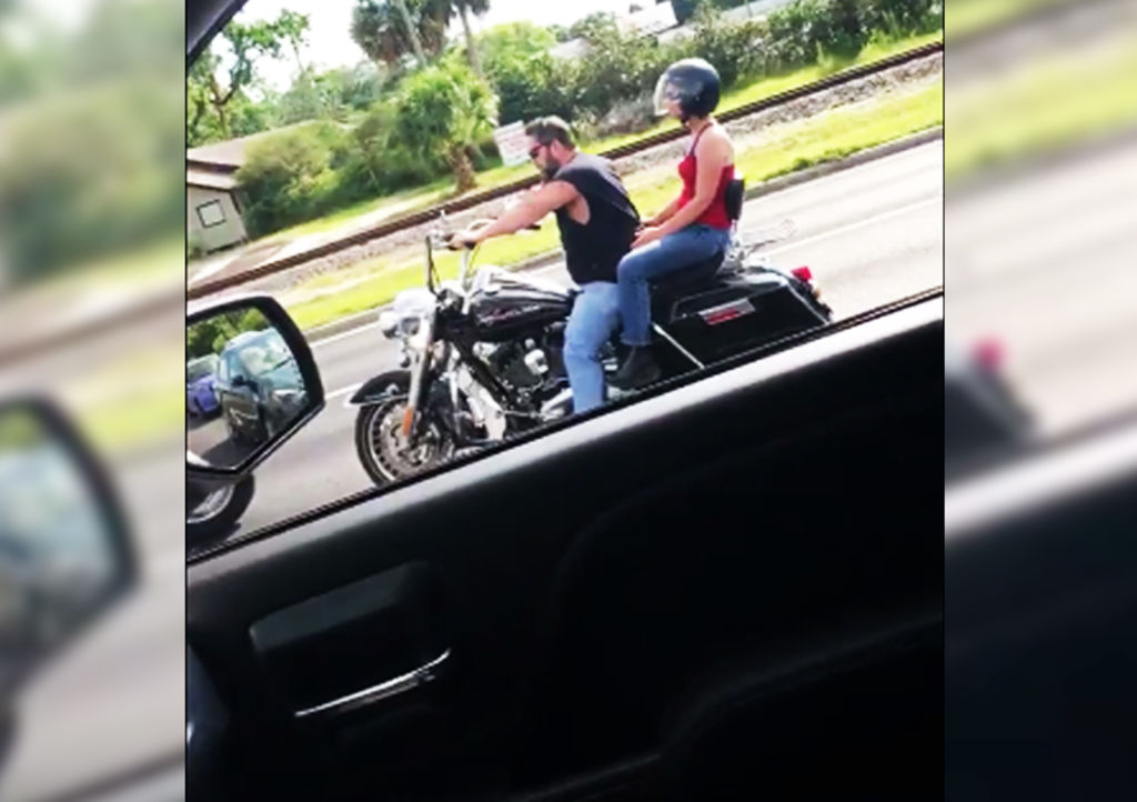 El conductor arremetió con violencia en contra del motociclista y su acompañante. (YOUTUBE)