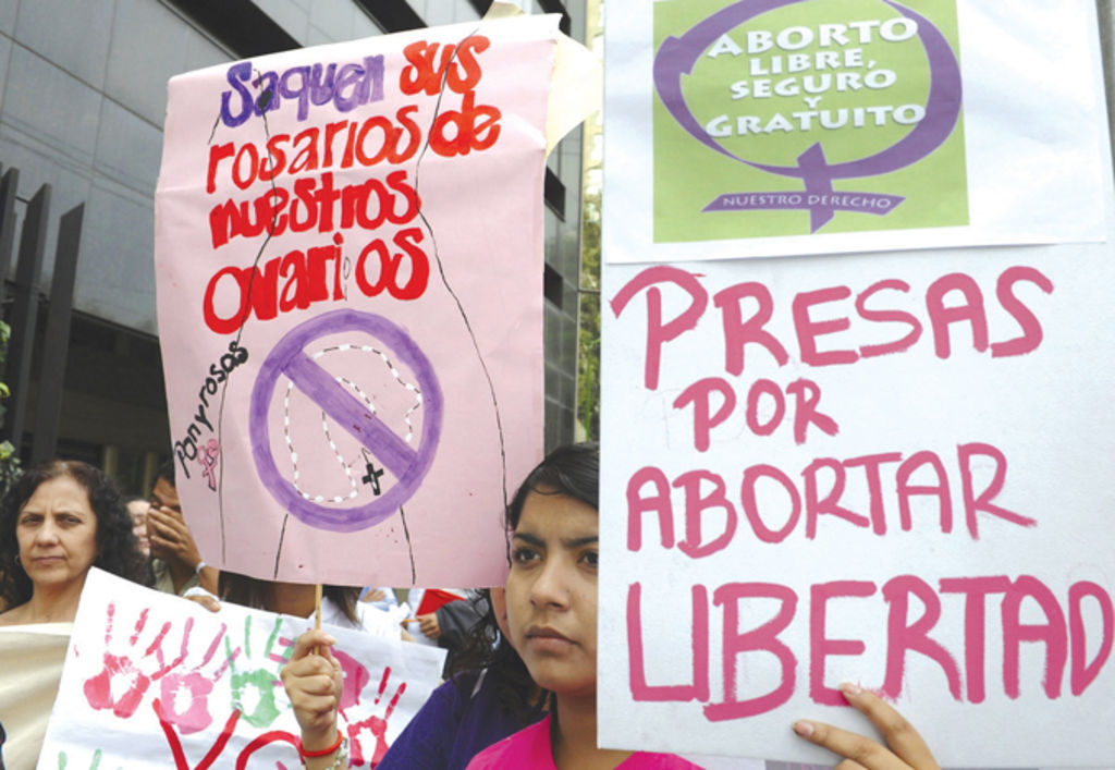 Activistas en protesta por la liberación de seis mujeres encarceladas por causas de aborto. Foto:EFE