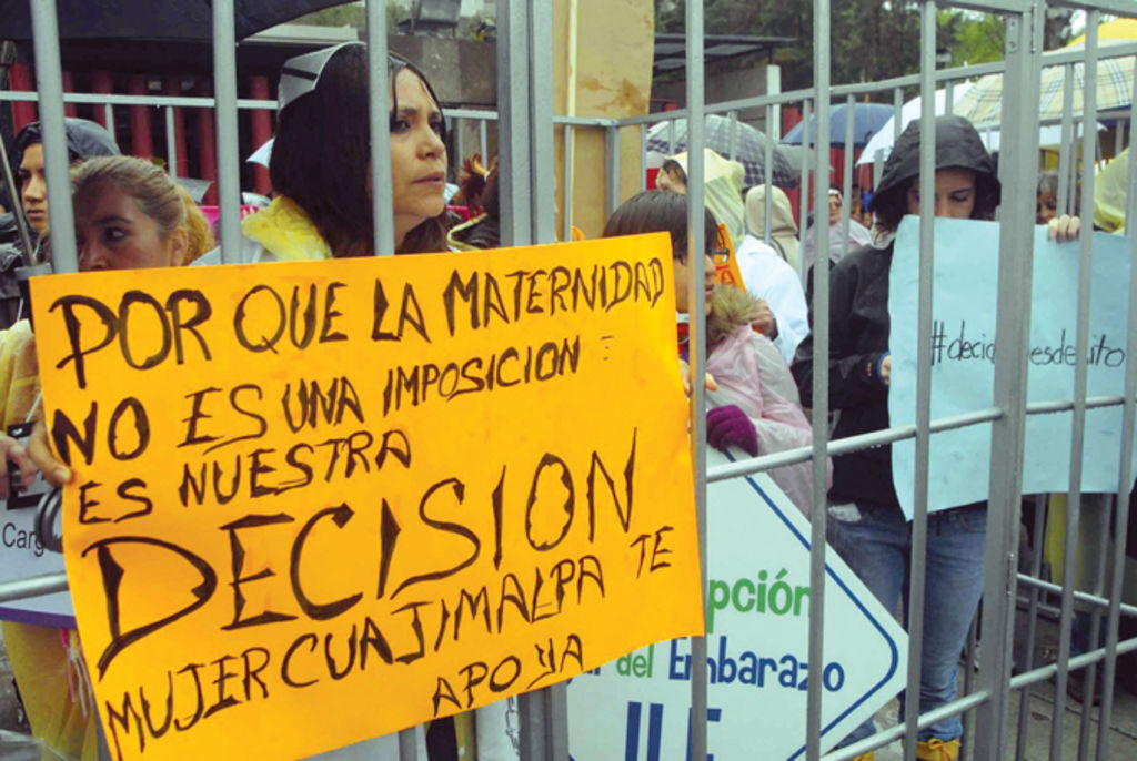 Activistas a favor de la despenalización del aborto, manifestándose en las puertas del Congreso de la Unión de la Ciudad de México. /Foto: Notimex