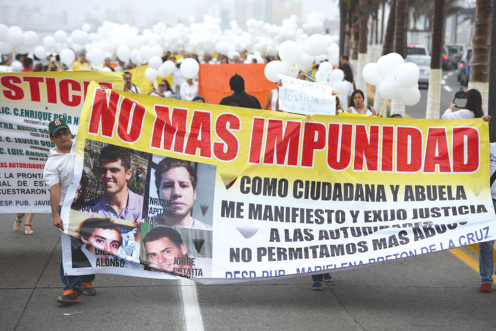 Una decena de personas se manifestó en el puerto de Veracruz para exigir justicia en el caso Costa de Oro. Foto: Notimex