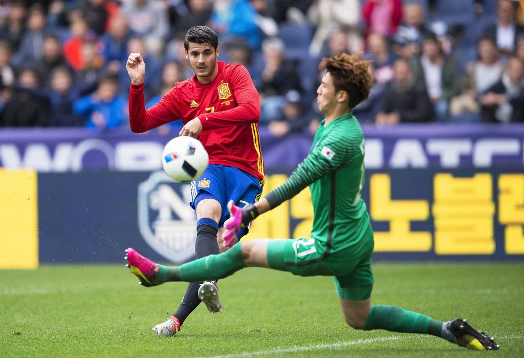 El delantero español Álvaro Morata (izq.) remata ante el portero de Corea del Sur, Kim Jin-hyeon, durante el partido amistoso disputado en Salzburgo, Austria. Morata consiguió un doblete, anotó al minuto 50 y 89. (EFE)