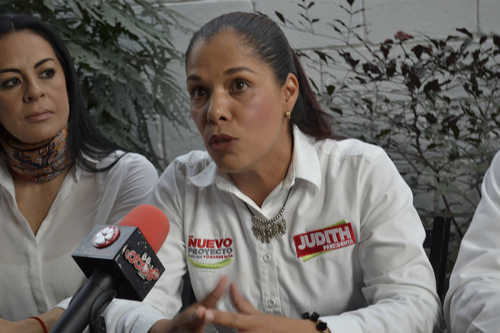 Compromiso. La candidata del PRI a la alcaldía de Mapimí, Judith Marmolejo, refrenda sus compromisos en Bermejillo. (EL SIGLO DE TORREÓN)