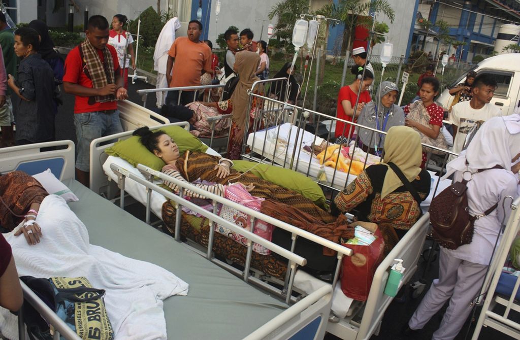Cientos de pacientes en el hospital público M. Djamil, en Padang, tuvieron que ser desalojados, debido a los daños registrados. (EFE)